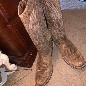 Women’s size 8 ariat boots.